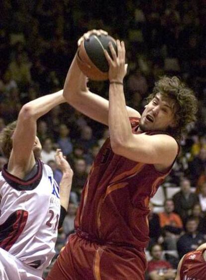 Gasol captura un rebote ante Splitter, del Tau.