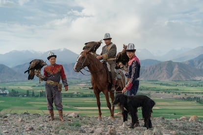 Tres cazadores en la estepa de Kirguistán.