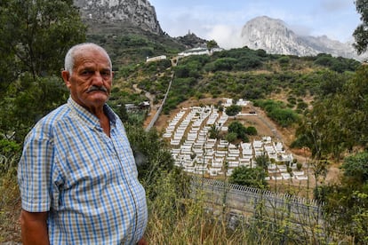 Ahmed, de 80 años, mira desde Ceuta hacia el cementerio de Benzú (Marruecos), donde están sus familiares, y que no puede visitar porque la frontera está cerrada.
