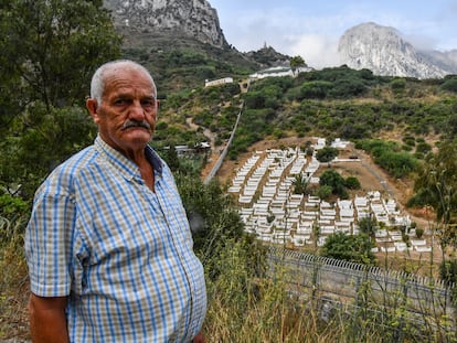 Ahmed, de 80 años, mira desde Ceuta hacia el cementerio de Benzú (Marruecos), donde están sus familiares, y que no puede visitar porque la frontera está cerrada.