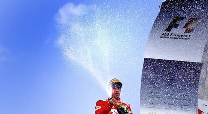 Alonso celebra la victoria en el Gran Premio de Alemania.