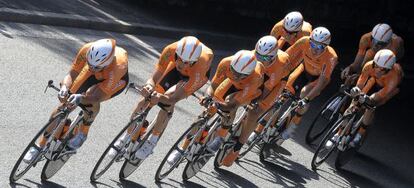 Los ciclistas del Euskaltel Euskadi disputan una contrarreloj por equipos en el pasado Tour de Francia.