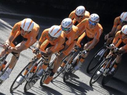 Los ciclistas del Euskaltel Euskadi disputan una contrarreloj por equipos en el pasado Tour de Francia.