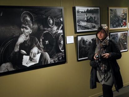 Inauguración de la muestra de fotoperiodismo 'Guerra y Paz' en Gernika.