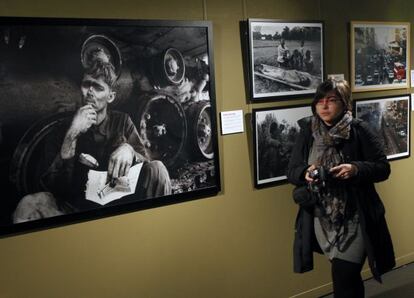 Inauguración de la muestra de fotoperiodismo 'Guerra y Paz' en Gernika.