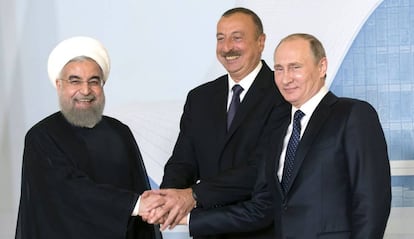 El presidente ruso Putin (D) con el iraní Rouhaní (I) y el azerbaiyano Aliyev (C).