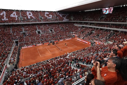 El tenista manacorí recibe un reconocimiento en la pista central Philippe Chatrier tras conseguir 14 títulos de Roland Garros, el mejor registro en el torneo parisino.