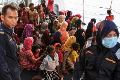 Refugiados de la minoría musulmana rohinyá llegan al puerto de Kuala Kedah en Malasia en abril de 2018. 