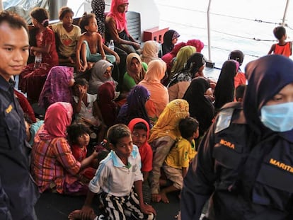 Refugiados de la minoría musulmana rohinyá llegan al puerto de Kuala Kedah en Malasia en abril de 2018. 