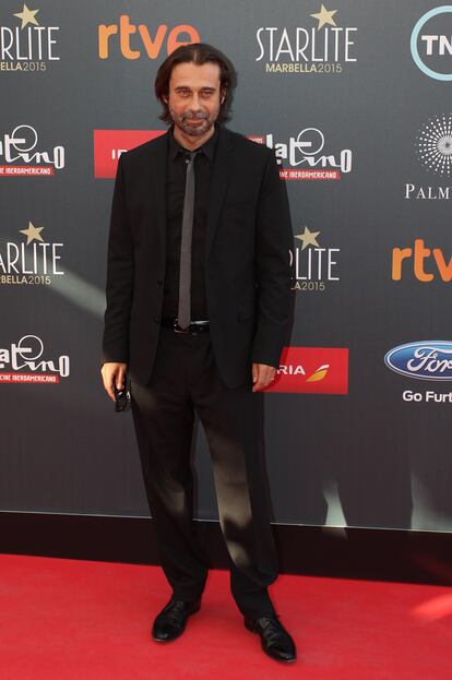 El actor Jordi Molla tampoco quiso perderse la segunda edición de los Premios Platino.