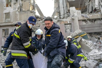 Bomberos trasladan un cadáver tras el ataque a un edificio administrativo de Mikolaiv, la ciudad del sur de Ucrania que está haciendo de escudo a Odesa. El gobernador del municipio, Vitaly Kim, ha asegurado en sus cuentas de Telegram y Facebook que la mayoría de las personas que estaban en el interior "escaparon milagrosamente", pero algunos civiles y soldados están desaparecidos.