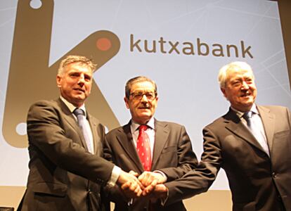 Los tres presdientes de las tres cajas vascas han comparecido esta mañana para valorar la formación del Consejo de Administración de Kutxabank. De izquierda a derecha, Xabier Iturbe (Kutxa), Mario Fernández (BBK) y Carlos Zapatero (Caja Vital).