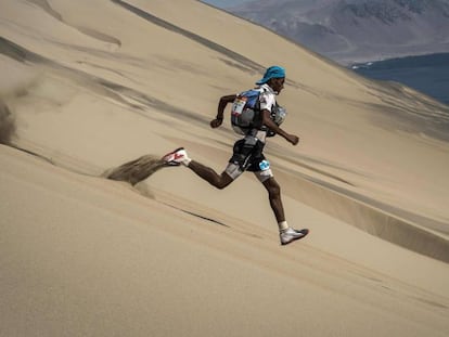 TOPSHOT - Competitors take part in the fourth stage -between Ocucaje and Arloveto (68,4 km)- of the first edition of the Marathon dê Sables Peru, on December 01, 2017, in the Ica desert.  The 250km-race is divided into six stages through the Ica Desert at a free pace and in self-sufficiency conditions from November 28 to December 4, 2017. / AFP PHOTO / JEAN-PHILIPPE KSIAZEK