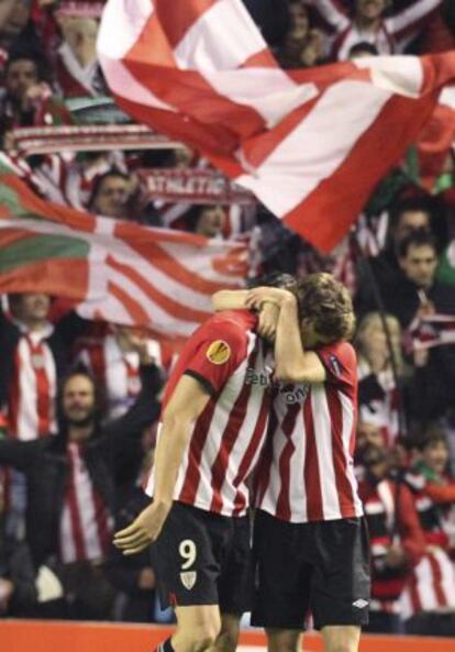 Llorente es felicitado por Susaeta tras conseguir el tercer gol que llevaba al Athletic a la final de la Liga Euro