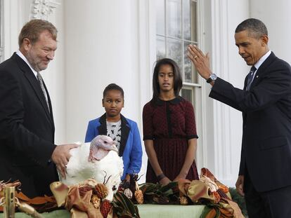 El presidente Barack Obama, junto a sus hijas, Sasha y Malia, y al pavo Liberty, ayer en la Casa Blanca.