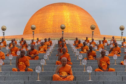 Budistas meditando durante la celebración del Vesak Day