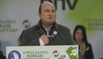 El presidente del PNV, Andoni Ortuzar, en el acto político enmarcado en la conmemoración del PNV por el 115 aniversario de la muerte de Sabino Arana en Sukarrieta (Pedernales). 
 
 