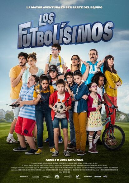 Los pequeños protagonistas de 'Los futbolísimos' en el cartel de la película.