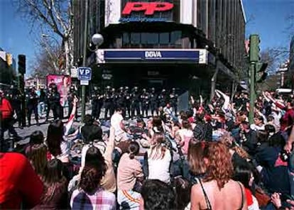 Manifestación ante la sede del PP en Madrid.