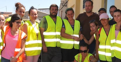 El padrastro de la víctima, en el centro, con reflectante y camiseta verde; y la madre, a su izquierda, con reflectante y camiseta azul, durante la búsqueda de Benita.