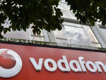 Logotipo de Vodafone en un edificio en Londres