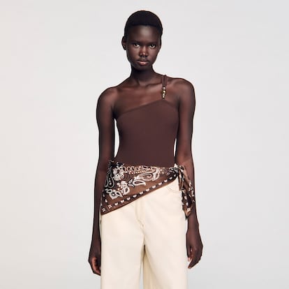 Este body de canalé con un solo tirante muy fino de Sandro es una buena alternativa para elevar cualquier look de diario. El color marrón chocolate lo hace fácilmente combinable y las cuentas que decoran su tirante añaden un detalle extra que lo diferencia de una prenda básica más. (185 euros). 