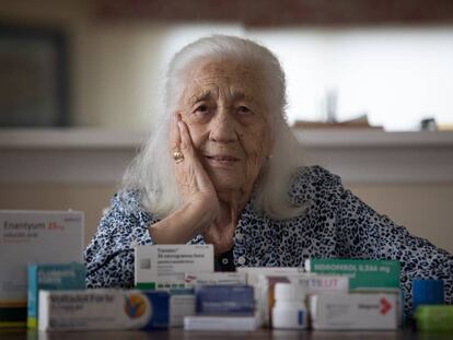 Carmen Mínguez, de 91 años, muestra su medicación en su casa de Madrid.