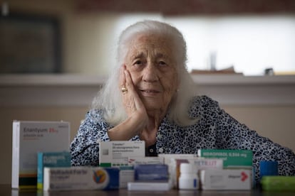 Carmen Mínguez, de 91 años, muestra su medicación en su casa de Madrid.