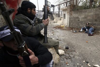 Combate en una calle de Damasco, donde un francotirador del ejército del presidente sirio Bachar el Asad ha herido a un miembro del Ejército Libre de Siria.