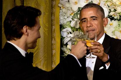 El presidente Barack Obama brinda con el primer ministro canadiense Justin Trudeau durante una cena de Estado en la Casa Blanca en Washington.