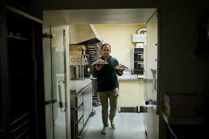 Joaquín Donézar Polo saca unas pastas de su obrador, ubicado en el local contiguo de la tienda.