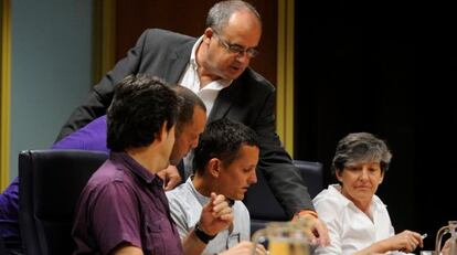 El portavoz del PNV, Joseba Egibar, habla en la sesión de la diputación permanente de este jueves con Dani Maeztu (EH Bildu). 
