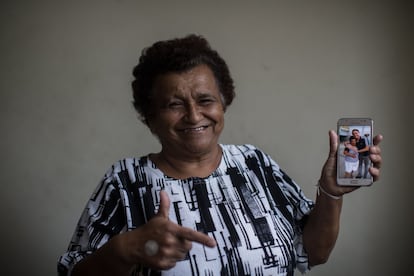 Dona Narcisa, de 63 anos, aponta a escola de paredes azuis. “Foi aí”, conta. “Estávamos todos os alunos aí quando de repente: pum, pum, pum.” Era 8 de maio de 1970. Carlos Lamarca, um guerrilheiro que lutava contra a ditadura brasileira (1964-1985), refugiou-se na pequena cidade de Eldorado, a 180 quilômetros ao sul de São Paulo. Houve um tiroteio. Um policial morto. Estradas fechadas pela polícia, revistas generalizadas. Ao final, o guerrilheiro conseguiu fugir e levou sua luta para outro lugar. Mas aquela sexta-feira ficou na memória dos habitantes da cidade como um dos mais emocionantes na história de Eldorado Paulista. Impressionou a todos seus habitantes, sobretudo as crianças. Mais do que a ninguém, a um adolescente teimoso, ambicioso e desengonçado chamado Jair Bolsonaro.