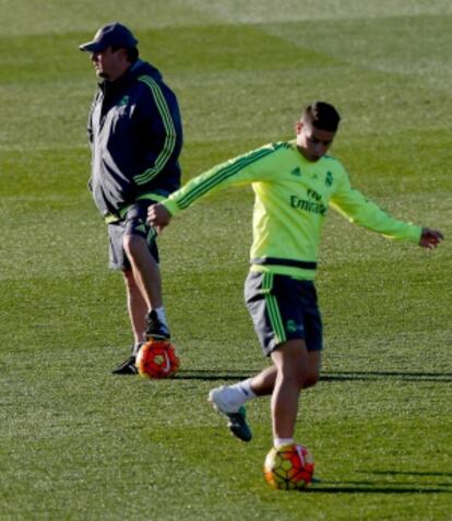 Ben&iacute;tez y James, durante un entrenamiento del Real Madrid.