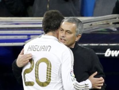 Mourinho sustituye a Higuaín durante un partido