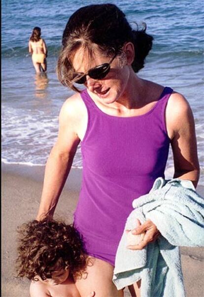 Christa Worthington, en la playa con su hija.