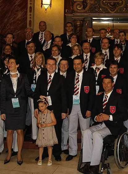 Bugallo, Caballero y Domínguez, con la delegación viguesa.