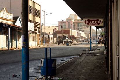 Un tanque de patrullas del ejército zimbabuense desaloja a los partidarios de la oposición zimbabuense del Movimiento por el Cambio Democrático (MDC) de las calles de Harare.