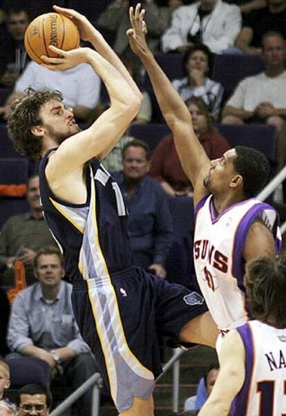 Lo logrado por Gasol es una de las mayores aspiraciones de un jugador de la NBA. Una hazaña que tiene un gran mérito, ya que el catalán se sitúa entre los mejores pese a jugar en un equipo pequeño, los Grizzlies de Memphis. En esta imagen, Gasol, que este año se ha dejado barba, intenta encestar ante la oposición de Thomas, de los Suns de Phoenix.