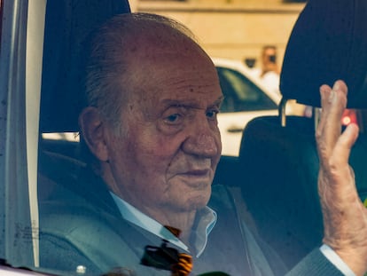 El rey emérito Juan Carlos I saludaba a su llegada el miércoles al domicilio de su amigo y anfitrión Pedro Campos, presidente del Real Club Náutico de Sanxenxo (Pontevedra).