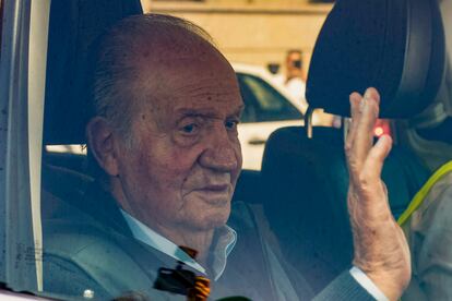 El rey emérito Juan Carlos I saludaba a su llegada el miércoles al domicilio de su amigo y anfitrión Pedro Campos, presidente del Real Club Náutico de Sanxenxo (Pontevedra).