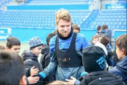 Katai saluda a unos niños durante un entrenamiento navideño en Mendizorroza.
