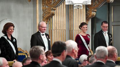 Los reyes de Suecia, Silvia y Carlos Gustavo (izquierda) con su hija mayor y heredera al trono, Victoria, y el marido de esta, Daniel, en la ceremonia de los premios Nobel, en diciembre de 2019.