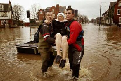 Equipos de emergencia rescatan a una mujer de su domicilio en Carlisle, en el norte de Inglaterra.