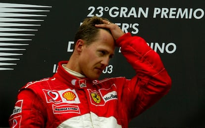 O piloto Michael Schumacherno pódio do GP de San Marino em 2003.