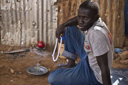 Abubakar Yatta, gambiano de 22 años. Prepara el té con parsimonia. Tiene todo el tiempo del mundo. Tomó un autobús en Kaolak, Senagal, que le trajo hasta Niamey donde lleva varado tres meses. Busca trabajo de albañil en las obras de la capital, pero sabe que le va a costar trabajo reunir el dinero para continuar. El siguiente paso en Agadez. No necesita más de 50 euros y allí ya verá. Su sueño es llegar hasta Italia y no le preocupa lo demás.