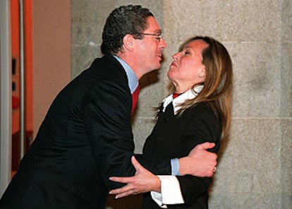 Alberto Ruiz-Gallardón saluda a Trinidad Jiménez durante  un acto en la sede del Gobierno regional de Madrid.