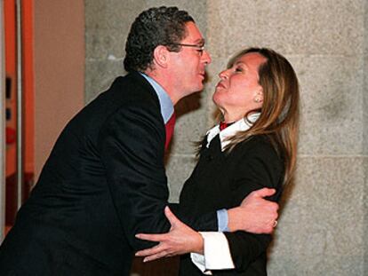 Alberto Ruiz-Gallardón saluda a Trinidad Jiménez durante un acto en la sede del Gobierno regional de Madrid.