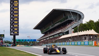 Imagen de la recta de meta y  la grada principal del Circuit de Barcelona Catalunya, en Montmeló, con el monoplaza de Max Verstappen en primer término.