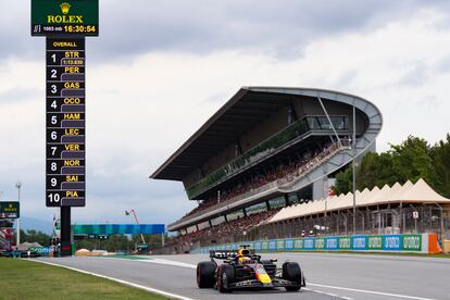 Imagen de la recta de meta y  la grada principal del Circuit de Barcelona Catalunya, en Montmeló, con el monoplaza de Max Verstappen en primer término.